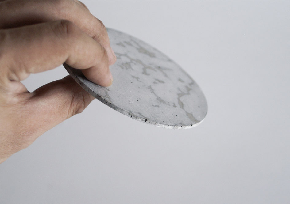 厚みは3ミリ程度で、製作時にできる気泡や小さな欠けが素材感をより高める